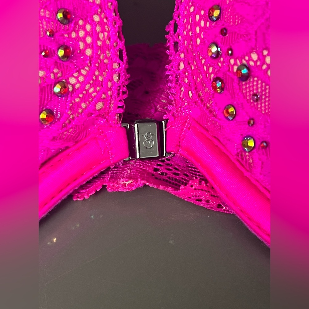 Victoria's Secret Embellished
Strapless Bra
Size: 32B Victoria's - Picture 5 of 6